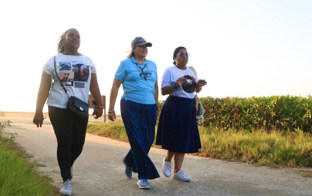María Alejandra Benitez Gerente regional Bolívar caminando en La Boquilla participando en iniciativas de economía popular y emprendimientos locales.