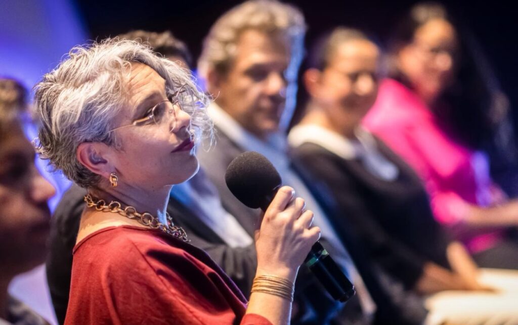 María José Pizarro interviene en foro internacional sobre agenda regional y democracia en América Latina.