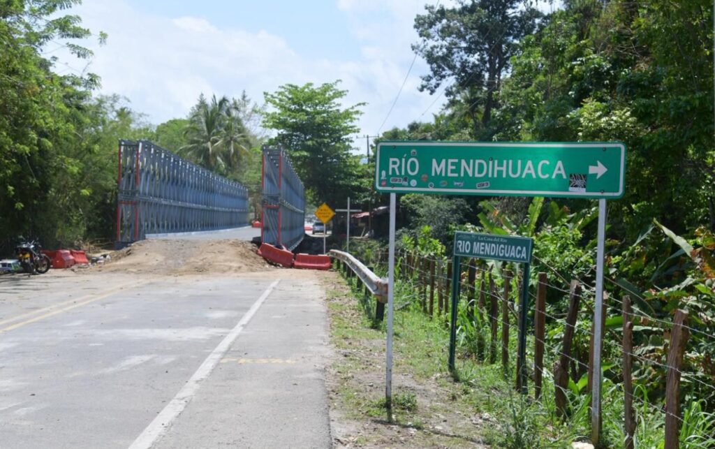 Más de 150 mil habitantes vuelven a conectarse con nuevo puente militar que regula el paso en Mendihuaca. 