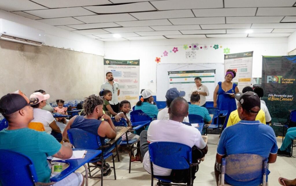 Más de 20 años Cartagena fortalece la participación ciudadana en la formulación del POT con encuentros comunitarios en barrios y corregimientos.