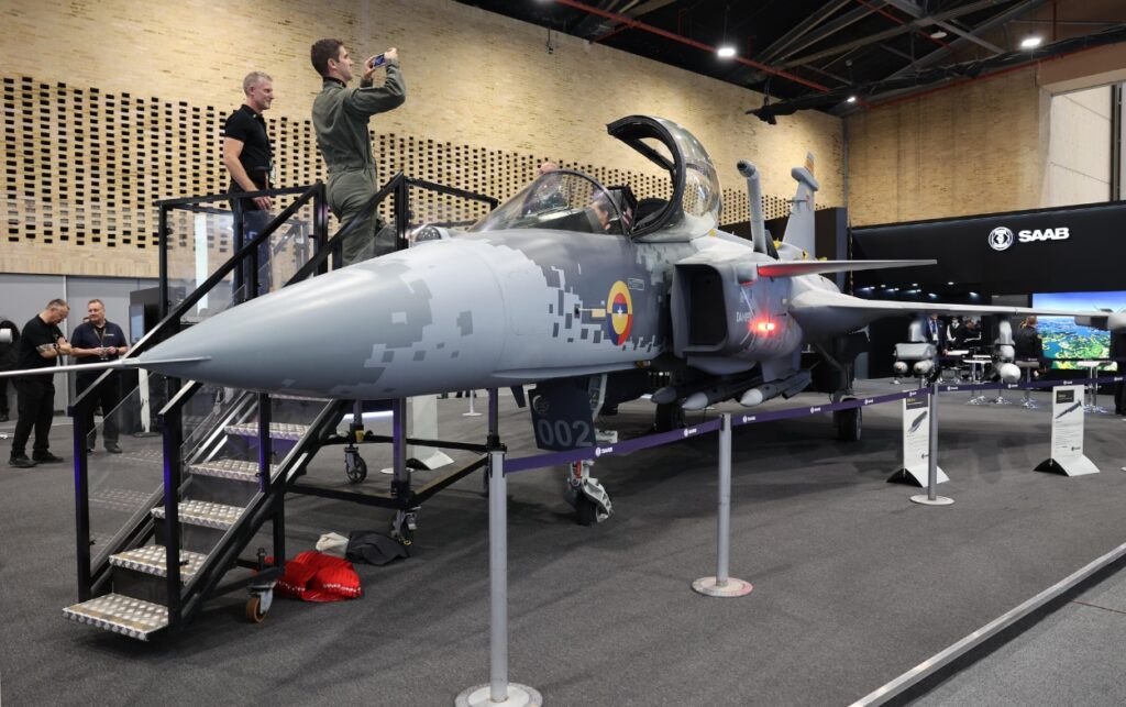 Más de $3 billones ha invertido el Gobierno en defensa con aeronaves de última generación exhibidas en feria internacional militar.