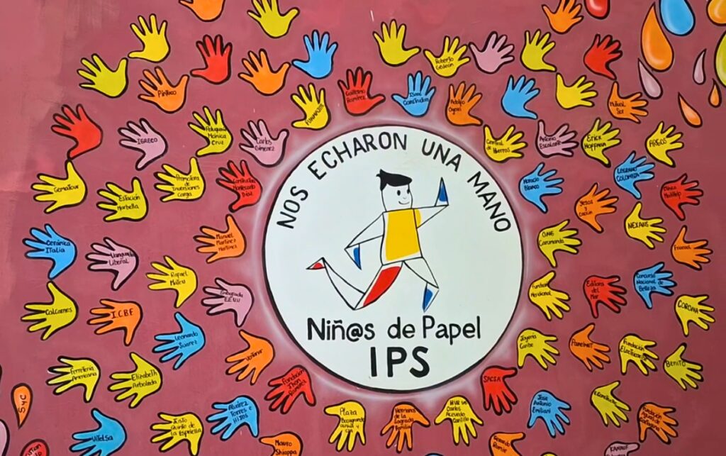 Más de 30 años de trabajo colectivo reflejado en mural institucional de Niños de Papel IPS en Cartagena.