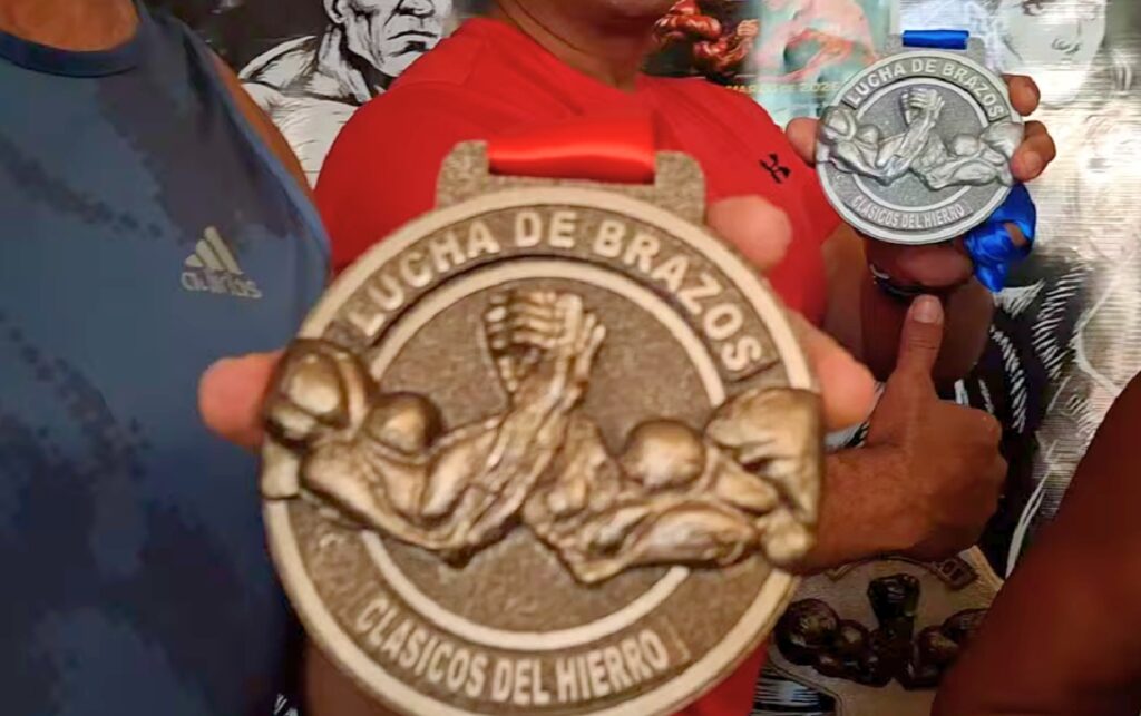 Medallas del torneo de pulso en Cartagena exhibidas por el Club Clásicos del Hierro, donde más de 1 millón de pesos en pulso en Cartagena será el premio principal.