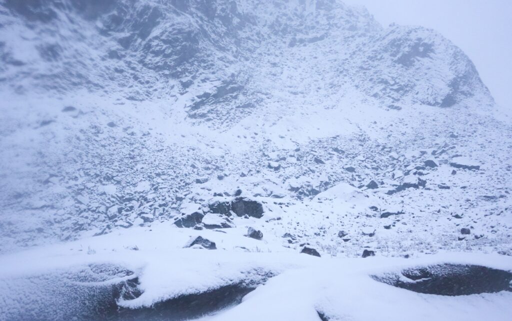 Montañas rocosas cubiertas de nieve en el Parque Nacional Natural Los Nevados, destino de naturaleza que recibe más de 95 mil visitantes interesados en el ecoturismo. 