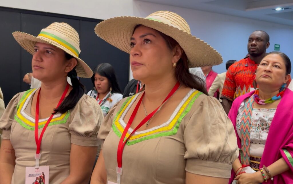 Mujeres de comunidades indígenas participan en el encuentro nacional que busca fortalecer los derechos de los pueblos étnicos contra el racismo en Colombia. Infomilenials.