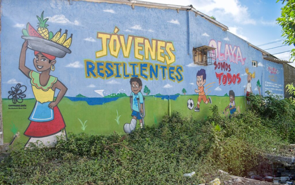 Mural “Jóvenes resilientes” contrasta con el entorno en Playa Blanca tras 80 años de lucha social en Olaya Herrera, Cartagena. 