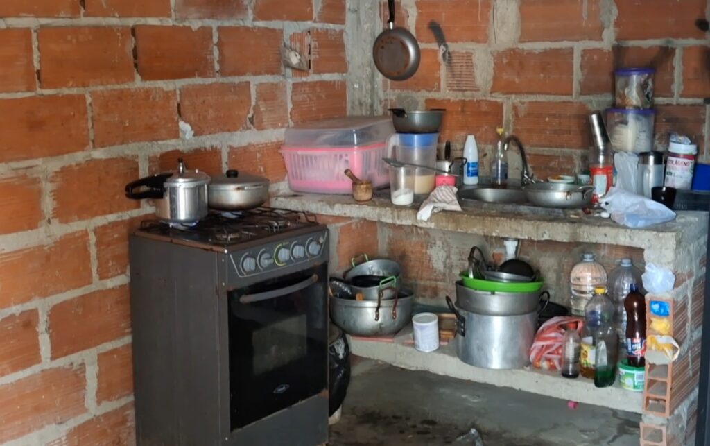 Nuevo Horizonte espera mejoras de vivienda en cocina con paredes sin revestir y condiciones básicas que reflejan necesidades urgentes en El Pozón.