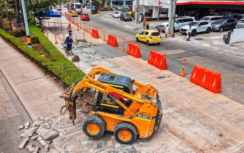 Obra 4 en 1 avanza con maquinaria y señalización en la avenida Chile durante implementación del plan de manejo de tráfico en Bocagrande. 