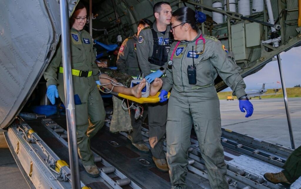 Operación de asistencia humanitaria dentro de aeronaves militares.