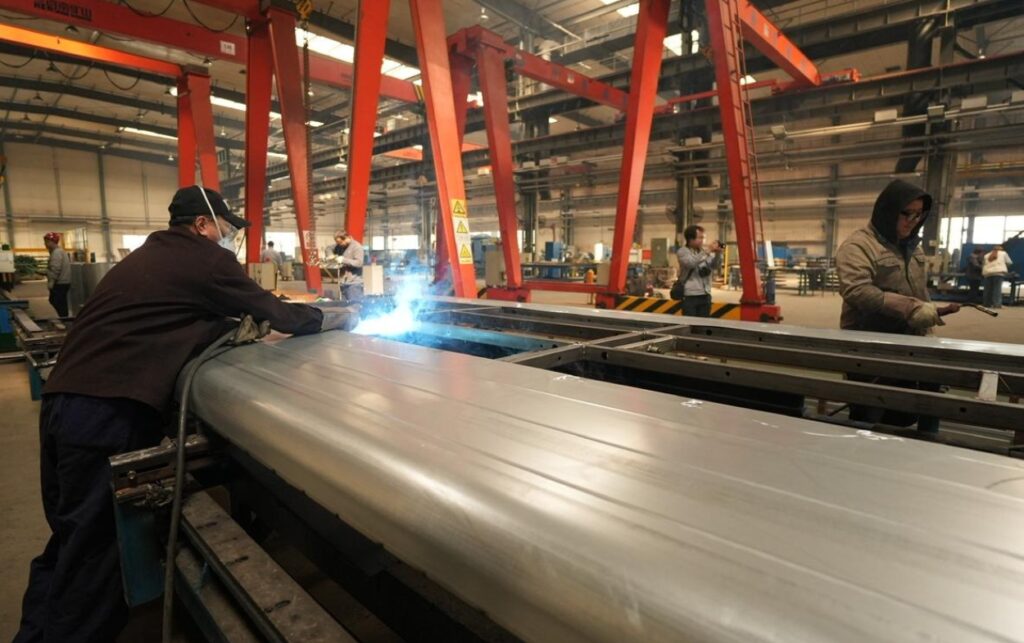 Operario realiza soldadura en fábrica donde se ensamblan los 55 buses de TransCaribe con tecnología de última generación en China.