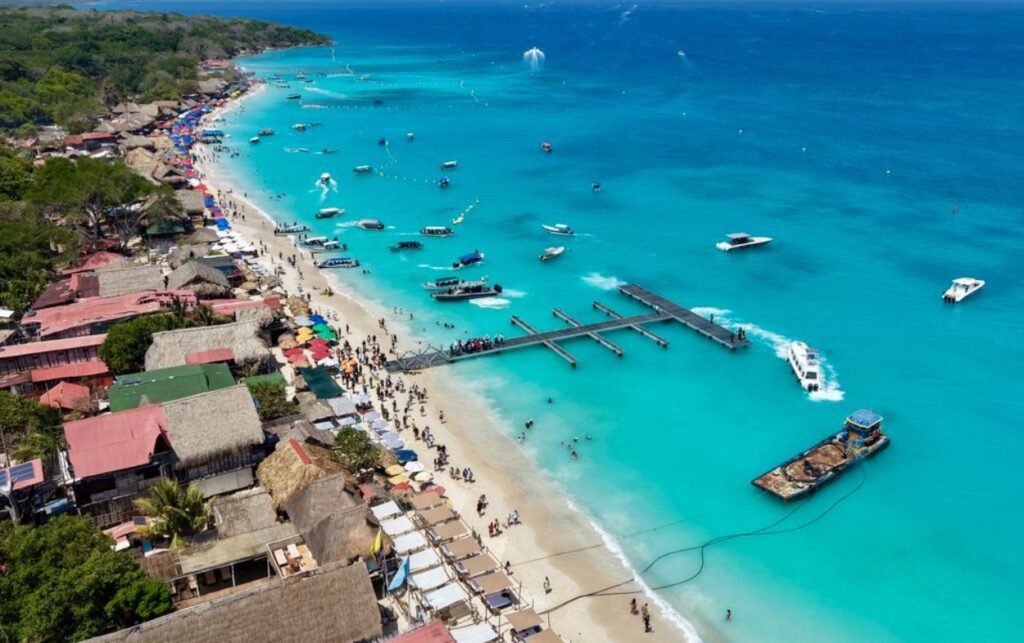Panorámica de los 300 metros de muelle en Playa Blanca con alta actividad marítima tras su reactivación para Semana Santa.