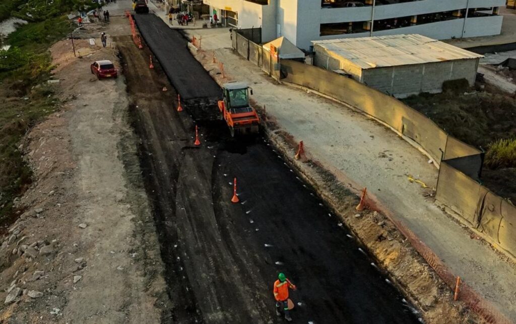 Panorámica del tramo intervenido en los 690 metros de conexión vial, con maquinaria y cuadrillas trabajando en el proyecto La Carolina en Cartagena.