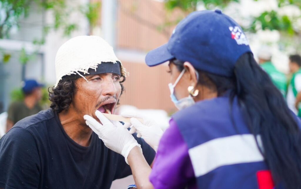 Personal de salud atiende a habitante de calle en jornada institucional en Cartagena donde más de 190 personas fueron afiliadas al sistema de salud con atención oportuna.