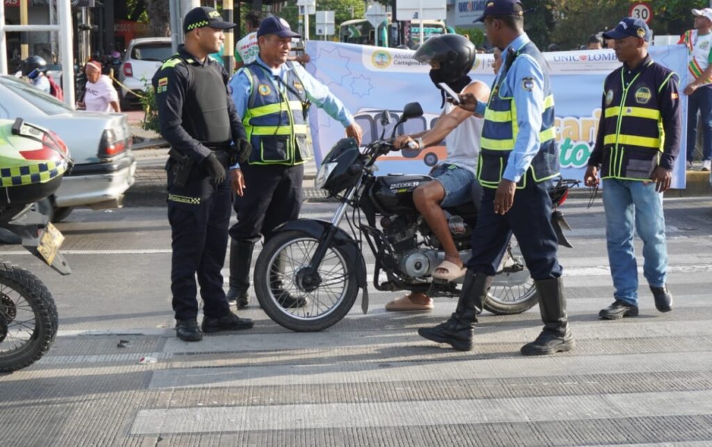 Policía y DATT sancionan motociclistas en vía principal en jornada que deja 117 vehículos inmovilizados por infracciones de tránsito.