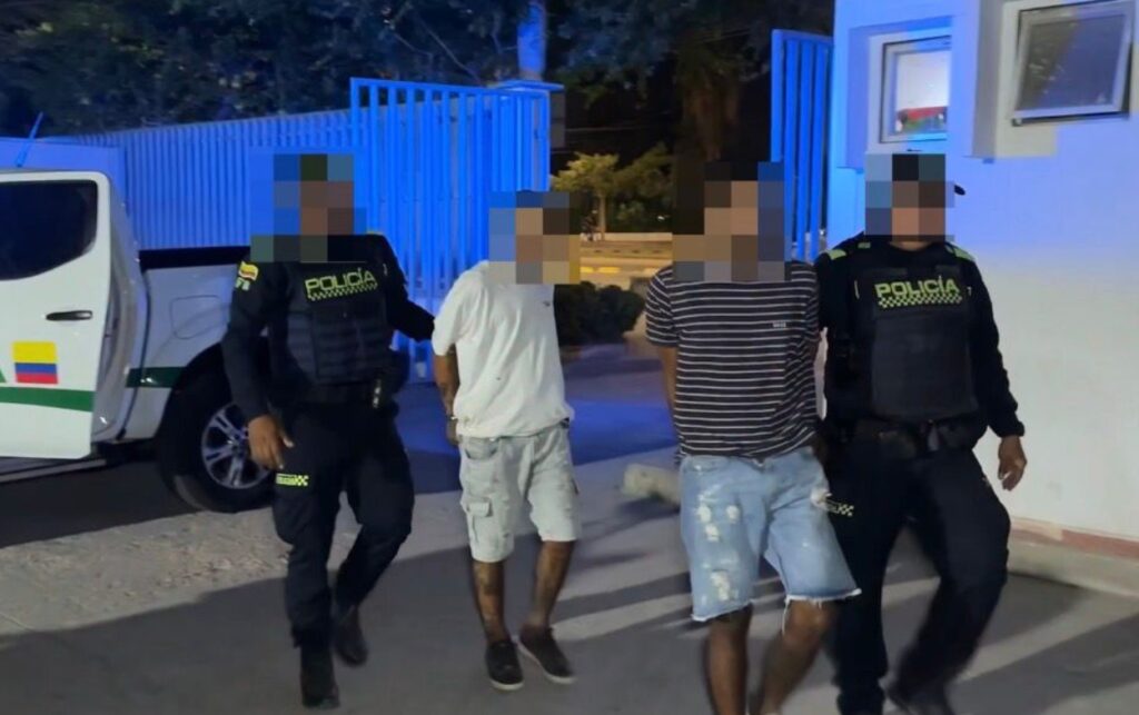 Caen 2 presuntos delincuentes señalados de extorsionar ciudadanos con un arma automática.