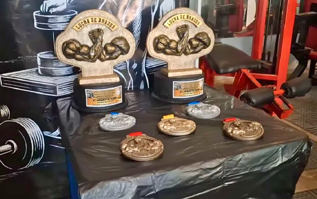 Premiación completa del torneo de pulso en Cartagena con medallas y trofeos, destacando más de 1 millón de pesos en pulso en Cartagena como incentivo central. 