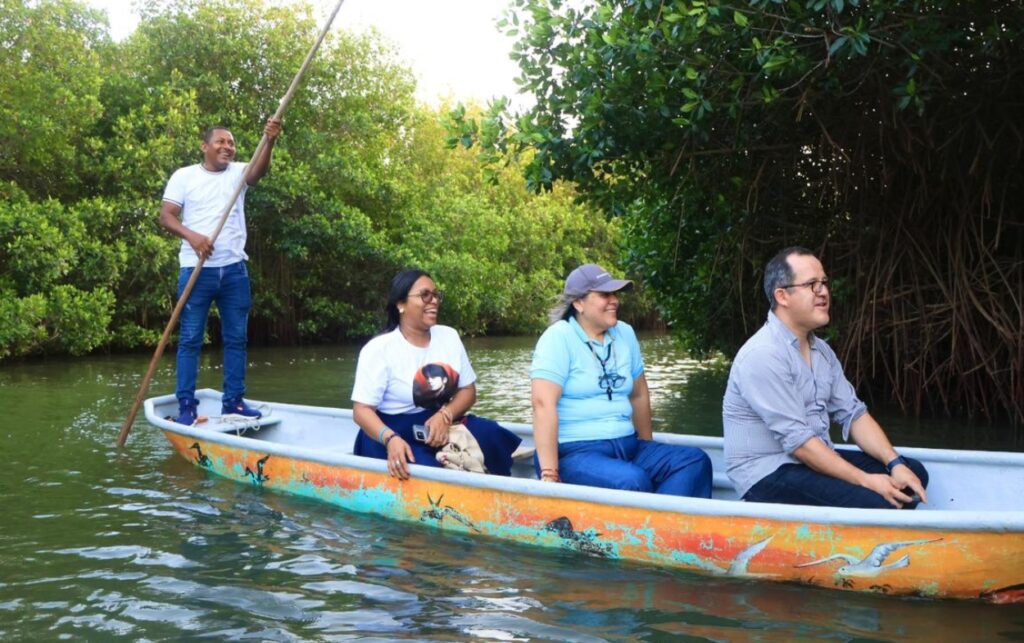 Recorrido en canoa por manglares con María Alejandra Benitez Gerente regional Bolívar de Prosperidad Social promoviendo turismo en economía popular La Boquilla.