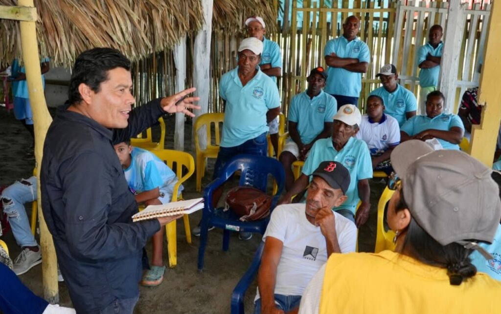 Reunión con pescadores y comunidad en La Boquilla sobre proyectos de economía popular y asociatividad.
