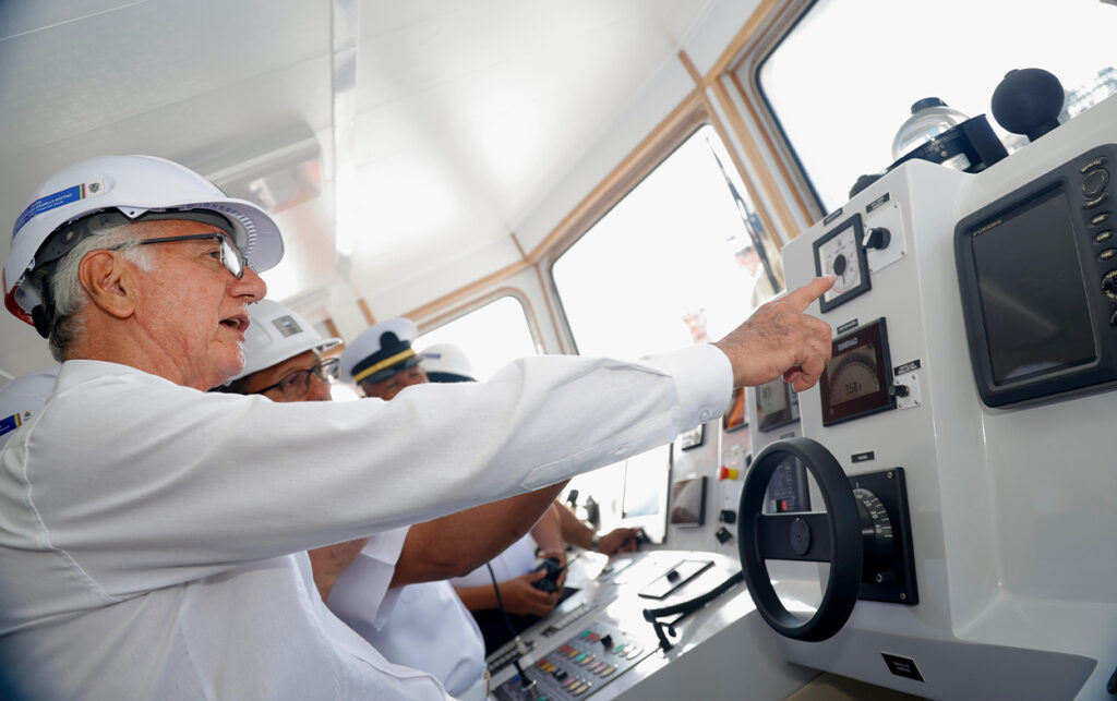 Equipo médico del Buque Hospital Benkos Biohó preparándose para la misión.