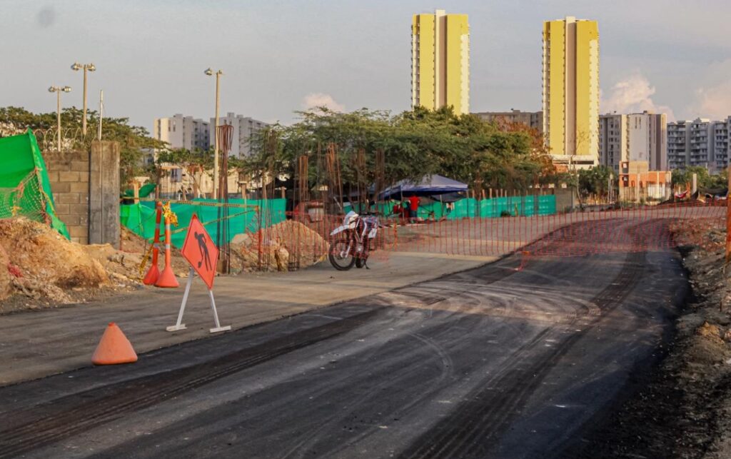 Señalización preventiva acompaña las obras de los 690 metros de nueva vía en Cartagena, mientras continúan los trabajos del intercambiador de La Carolina.