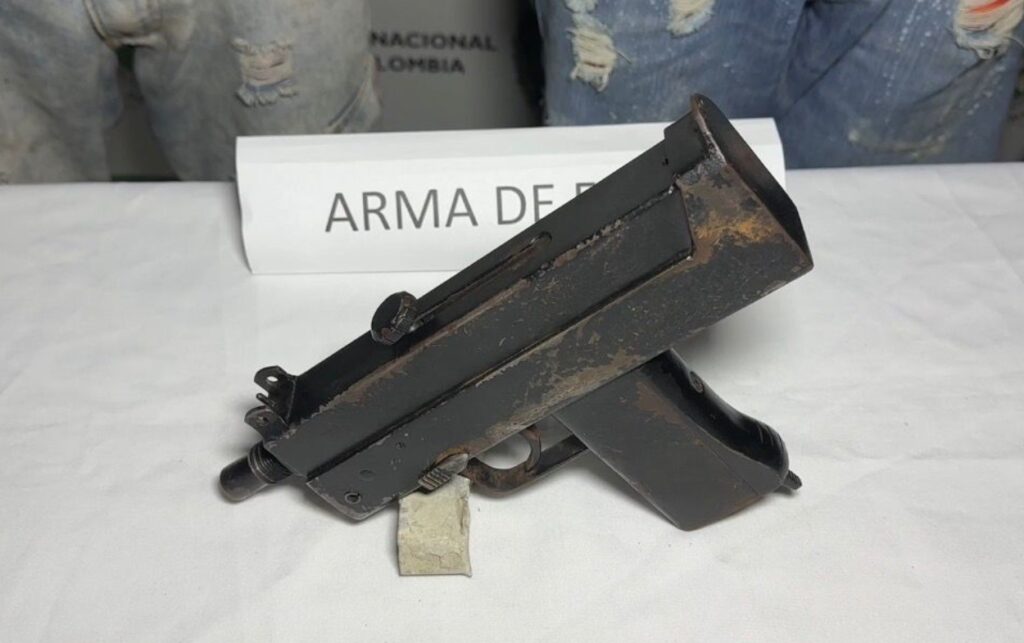 Subametralladora incautada por la Policía Nacional tras operativo en el que caen 2 presuntos delincuentes señalados de intimidar comerciantes en Cartagena.