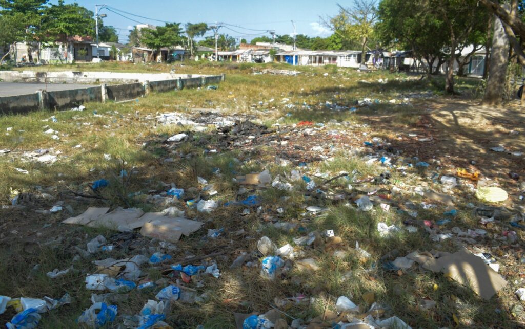Terreno con acumulación de basura en Playa Blanca evidencia abandono ambiental tras 80 años de déficit en gestión de residuos en Olaya Herrera.