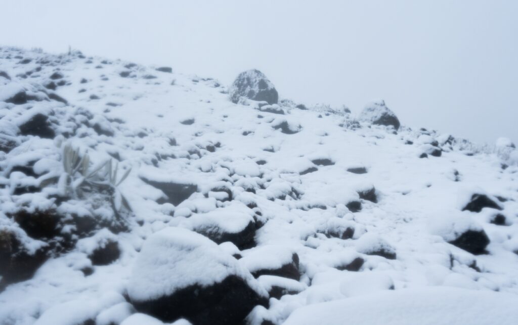 Terreno rocoso cubierto de nieve en el ecosistema de páramo del Parque Nacional Natural Los Nevados, visitado cada año por más de 95 mil visitantes.