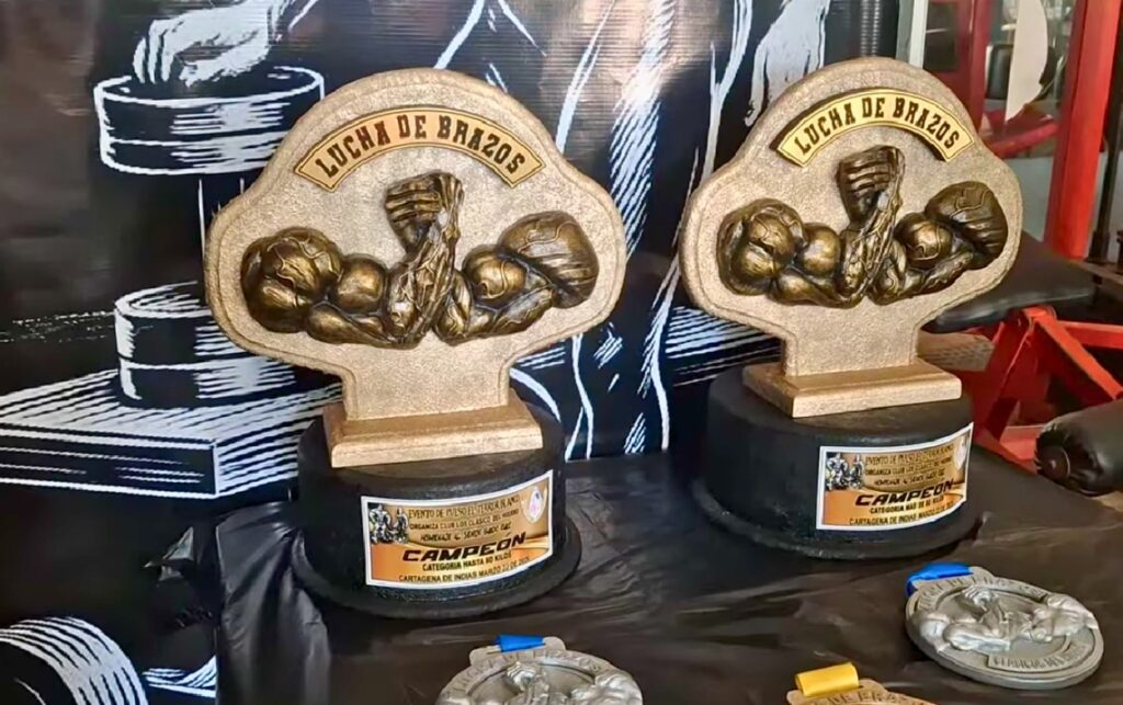 Trofeos del campeonato de pulso en Cartagena listos para premiar a los ganadores, en un evento que entregará más de 1 millón de pesos en pulso en Cartagena.