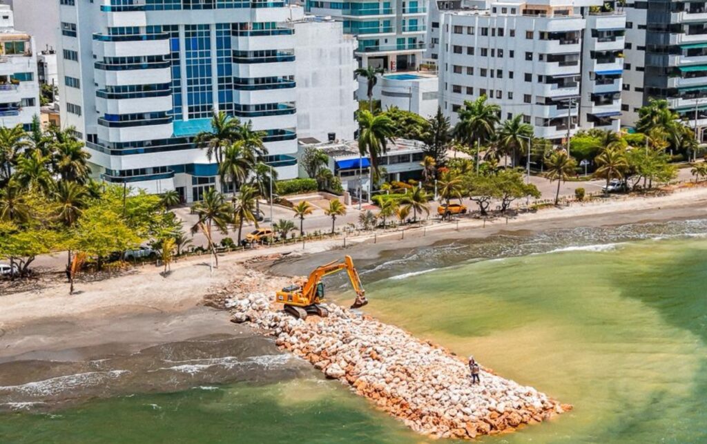 Vista aérea de espolón en construcción en Castillogrande, parte de los 6,2 kilómetros de defensa costera que avanzan para proteger el litoral de Cartagena. 
