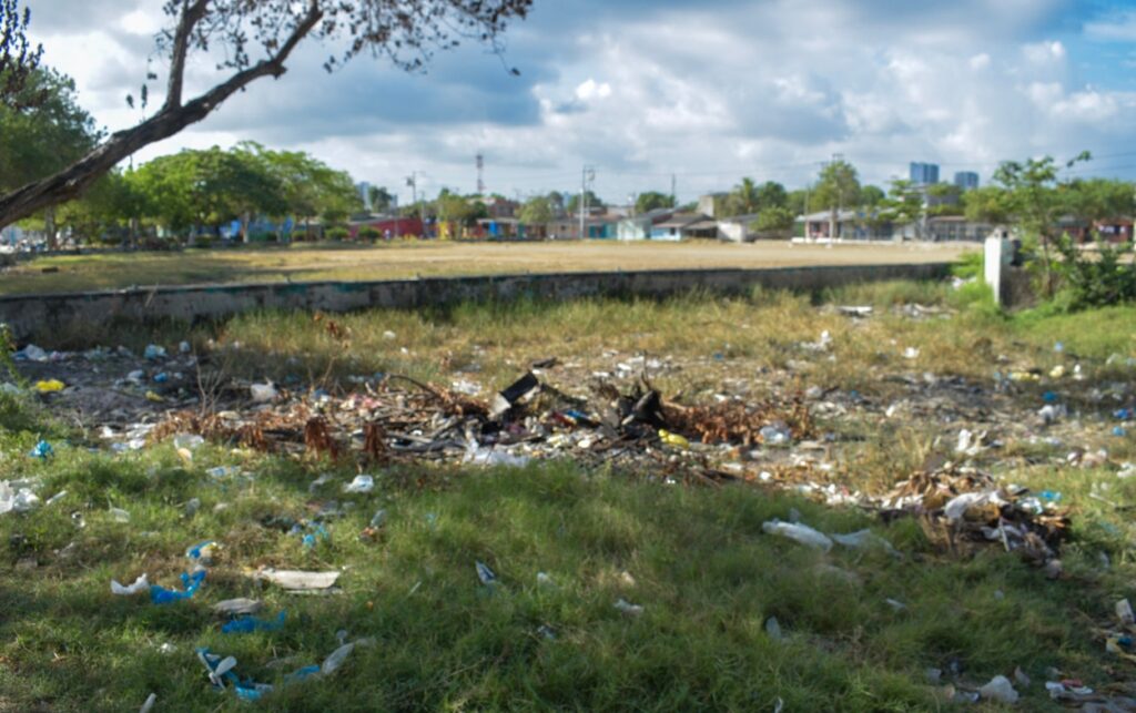 Zona verde invadida por residuos en Playa Blanca refleja crisis ambiental tras 80 años sin control efectivo en limpieza urbana en Cartagena. 