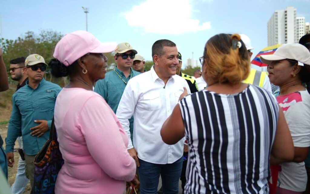 Alcalde Dumek Turbay dialoga con la comunidad durante la entrega de la vía que hace parte del Intercambiador de La Carolina, en el suroccidente de Cartagena.