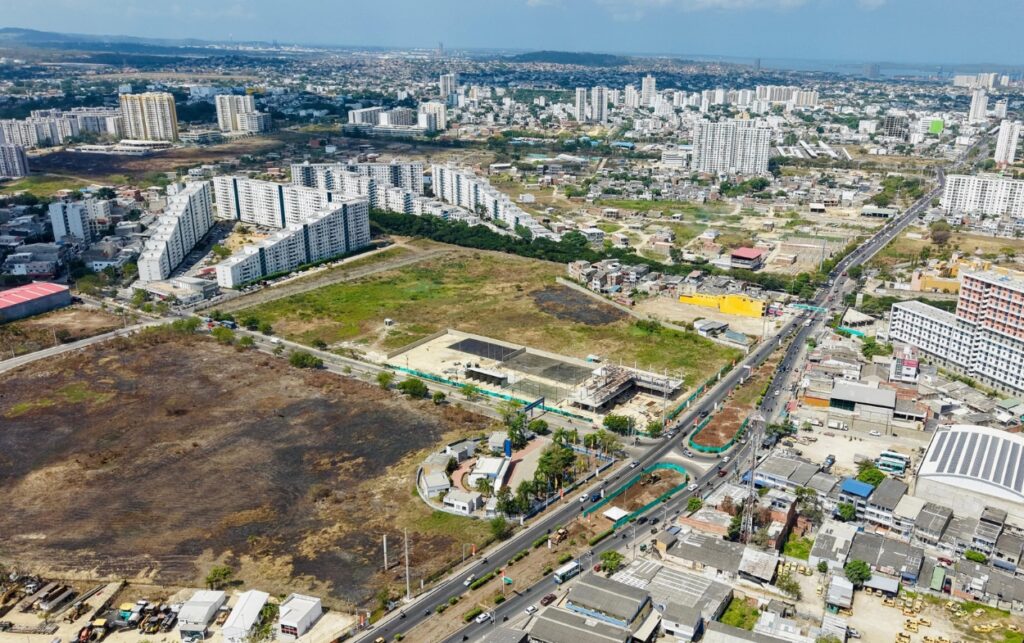 Arrancaron las obras del intercambiador sobre La Cordialidad, con intervención visible en la vía y flujo vehicular activo.