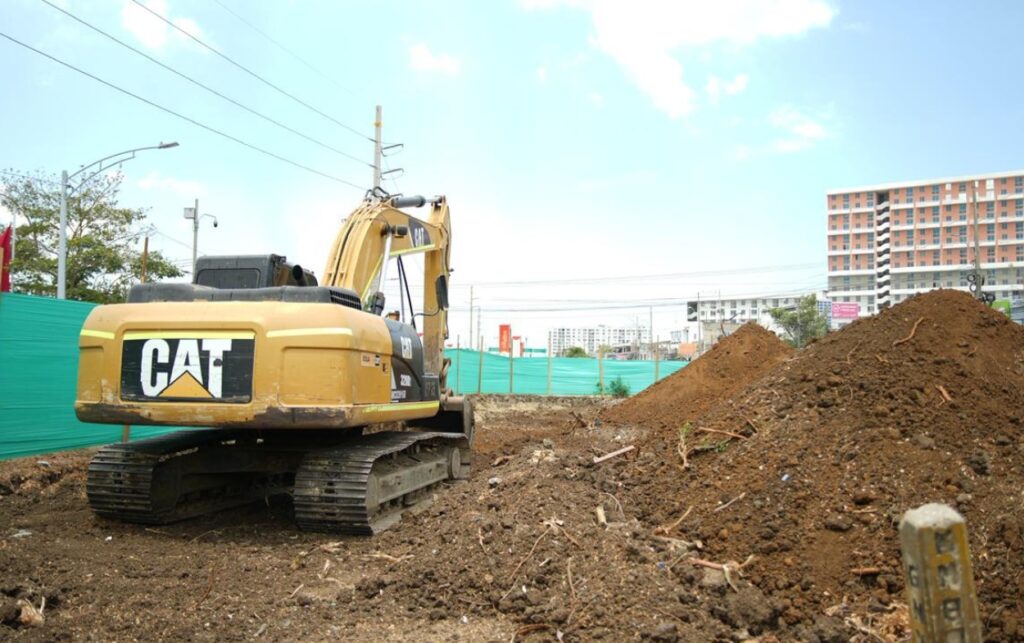 Arrancaron las obras en La Carolina con excavadora trabajando en la adecuación del terreno para el proyecto vial.