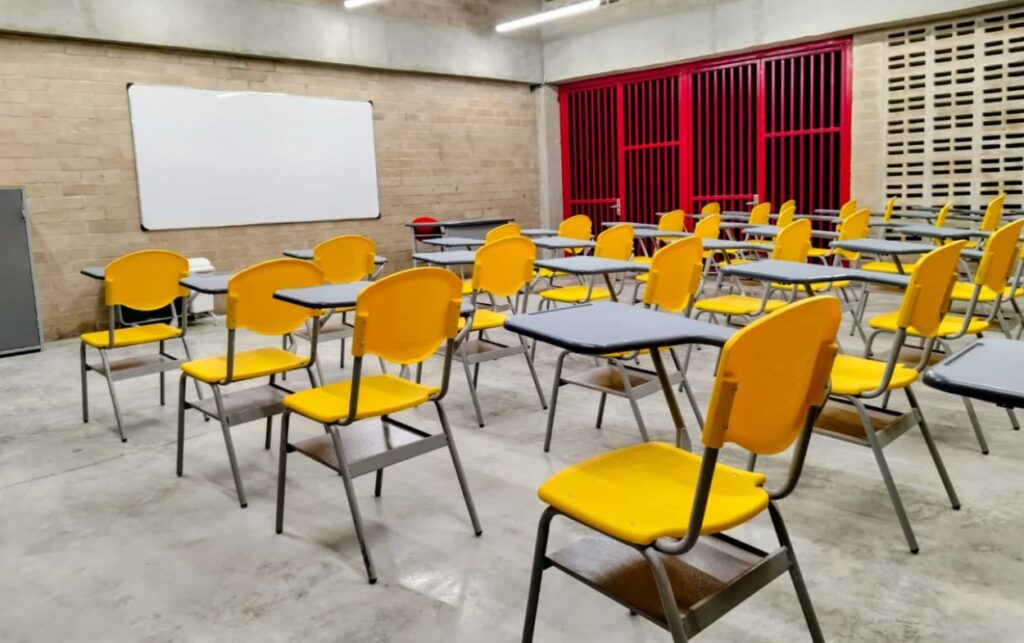 Aula moderna del colegio bilingüe donde 1.100 estudiantes iniciarán clases en Cartagena con infraestructura equipada y espacios innovadores para el aprendizaje. 