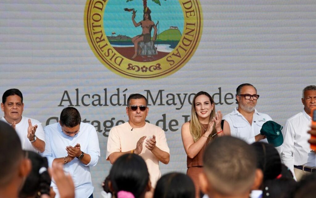 Autoridades distritales durante la inauguración del colegio bilingüe que beneficiará a 1.100 estudiantes en Cartagena. 