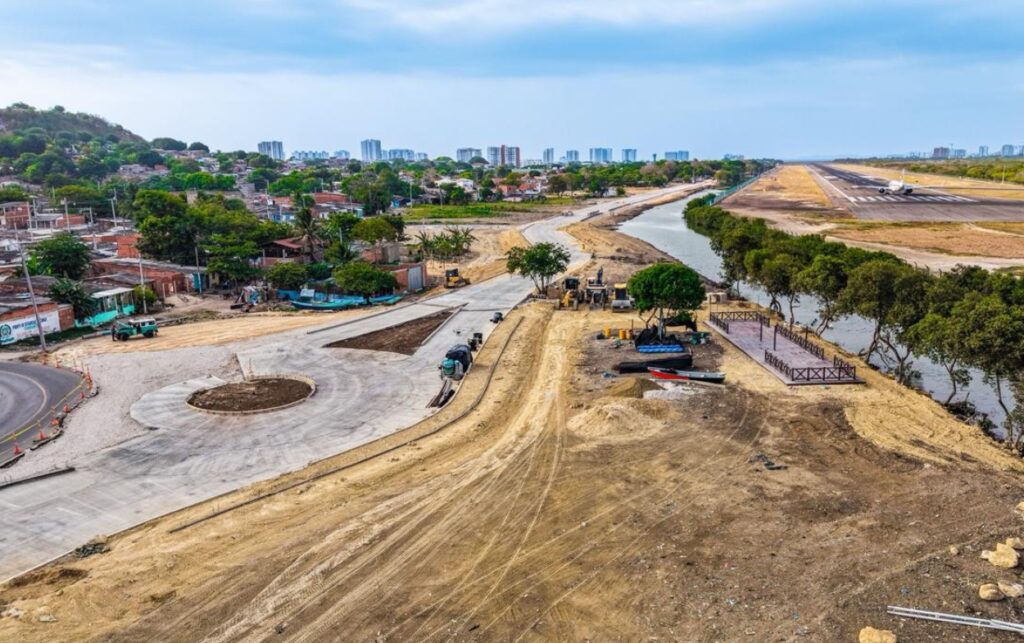 Avance de la nueva vía paralela al aeropuerto de Crespo con maquinaria en operación, proyecto que registra 65% de ejecución en el Circuito Vial del Norte.