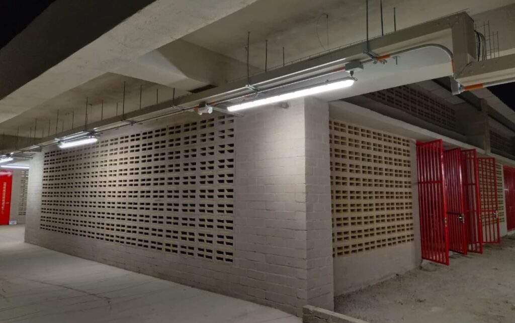 Bloques educativos del nuevo colegio público donde 1.100 estudiantes estudiarán en espacios diseñados para el desarrollo académico en Cartagena.