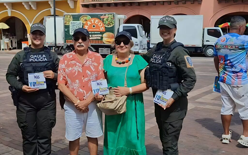 Campaña contra la extorsión en Cartagena_ turistas reciben información del Gaula durante actividad pedagógica en espacio público.