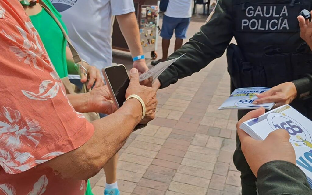 Campaña contra la extorsión: Gaula socializa la línea 165 con ciudadanos para prevenir llamadas extorsivas.