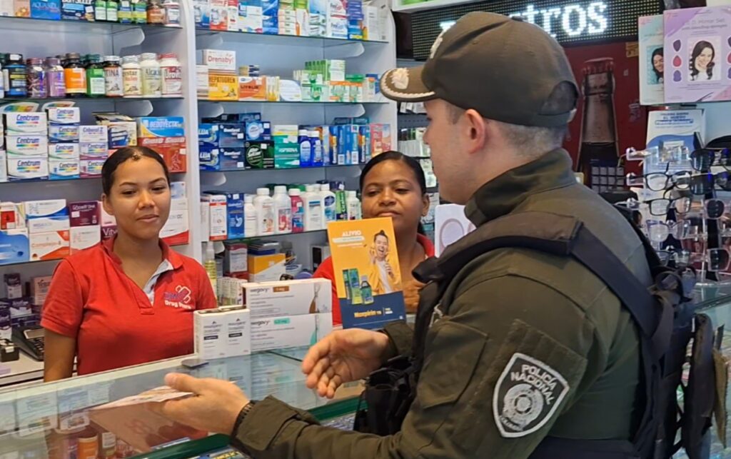 Campaña contra la extorsión: Gaula visita establecimientos comerciales para orientar a empleados y prevenir extorsiones.