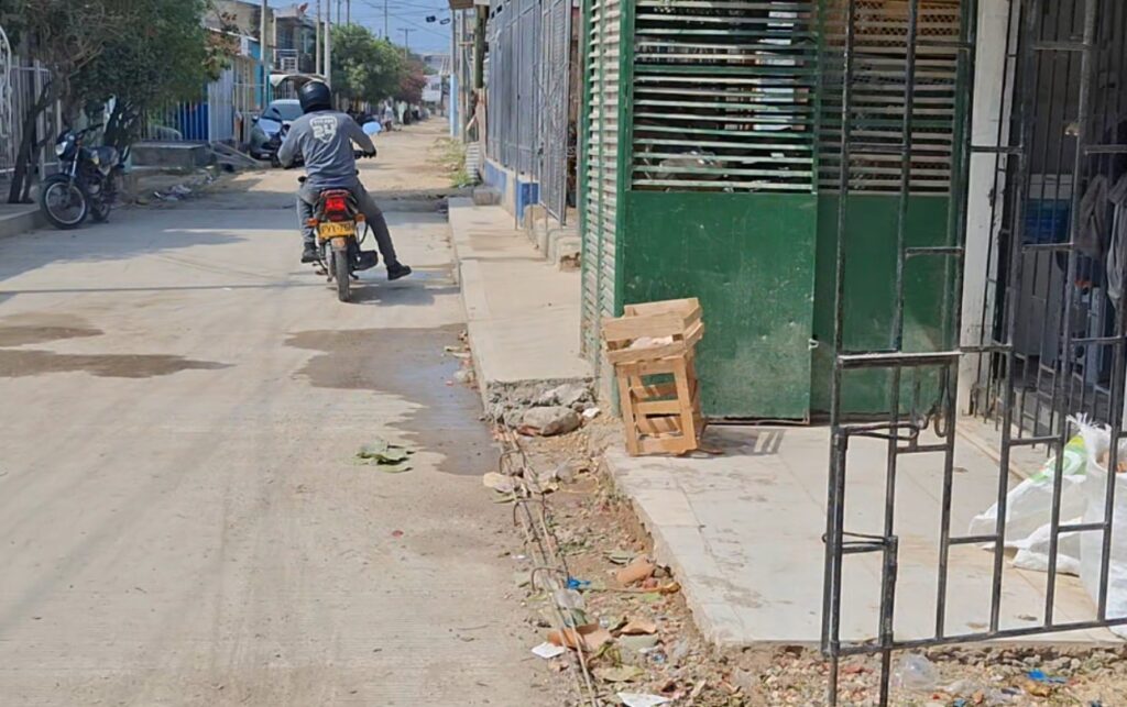 Claman solución en Boston_ andén peatonal de la calle 47 invadido por estructuras y construcciones que limitan el paso de los peatones en medio de la obra inconclusa.
