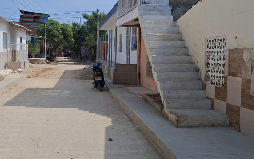 Claman solución en Boston: escaleras de vivienda invaden el espacio público en la calle 47.