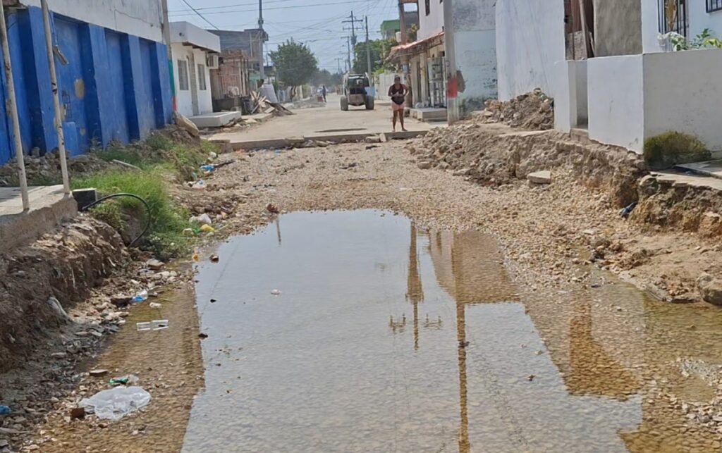Claman solución en la calle 47 del barrio Boston: vía en obra inconclusa permanece inundada, afectando la movilidad y generando riesgos sanitarios para la comunidad. 