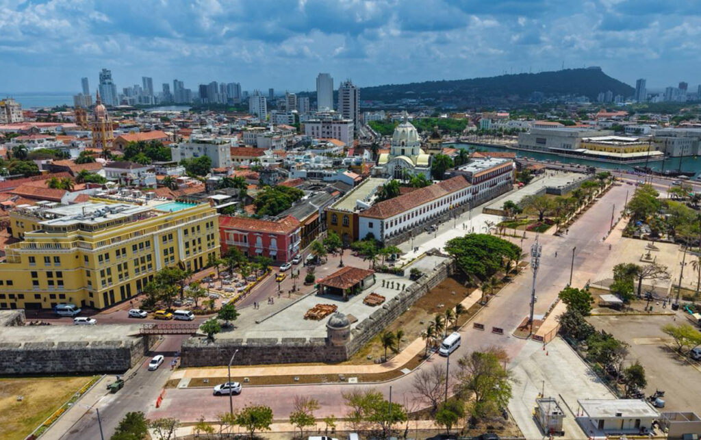 Tráfico vehicular en Cartagena mejorando movilidad