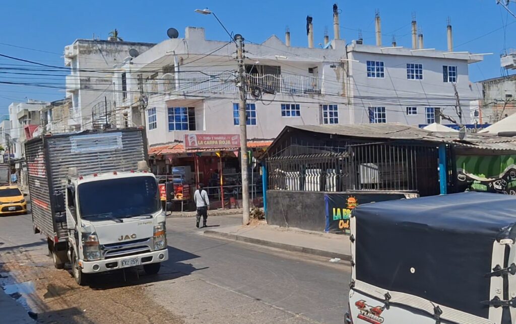 Denuncian irregularidades en El Campestre, imagen de corredor vial con actividad comercial y tráfico vehicular en medio de polémica por elecciones de la JAC. 