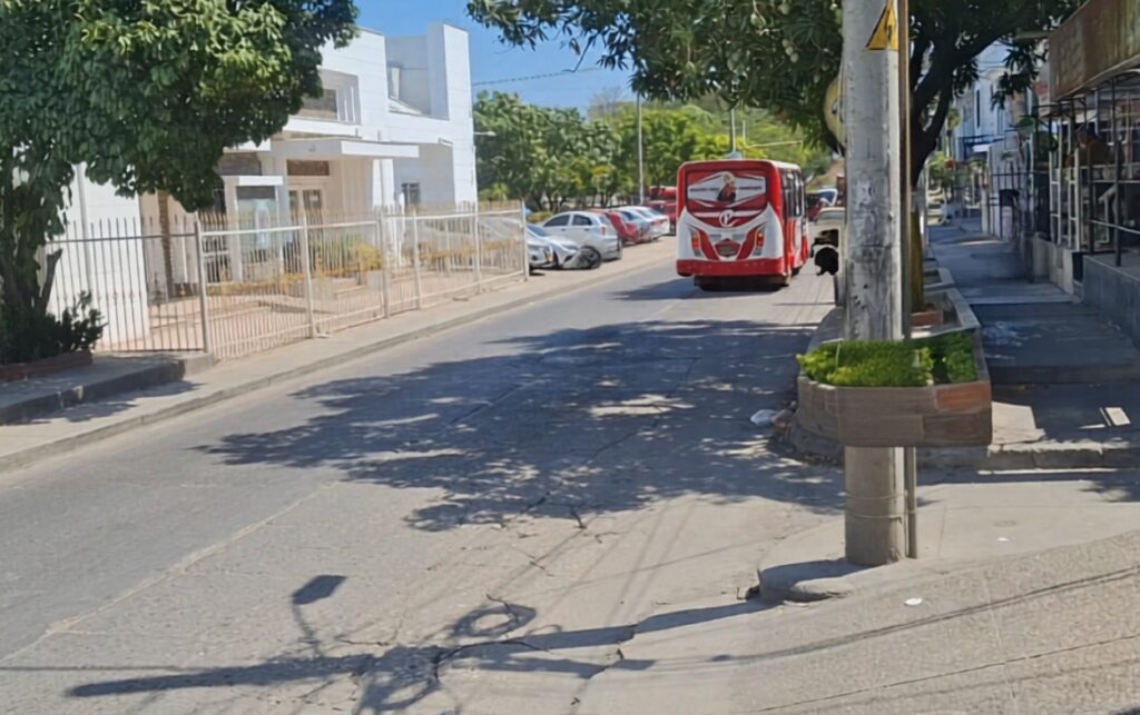 Denuncian irregularidades en El Campestre mientras bus de transporte público recorre vía principal cercana a sectores donde se adelanta elección comunal.
