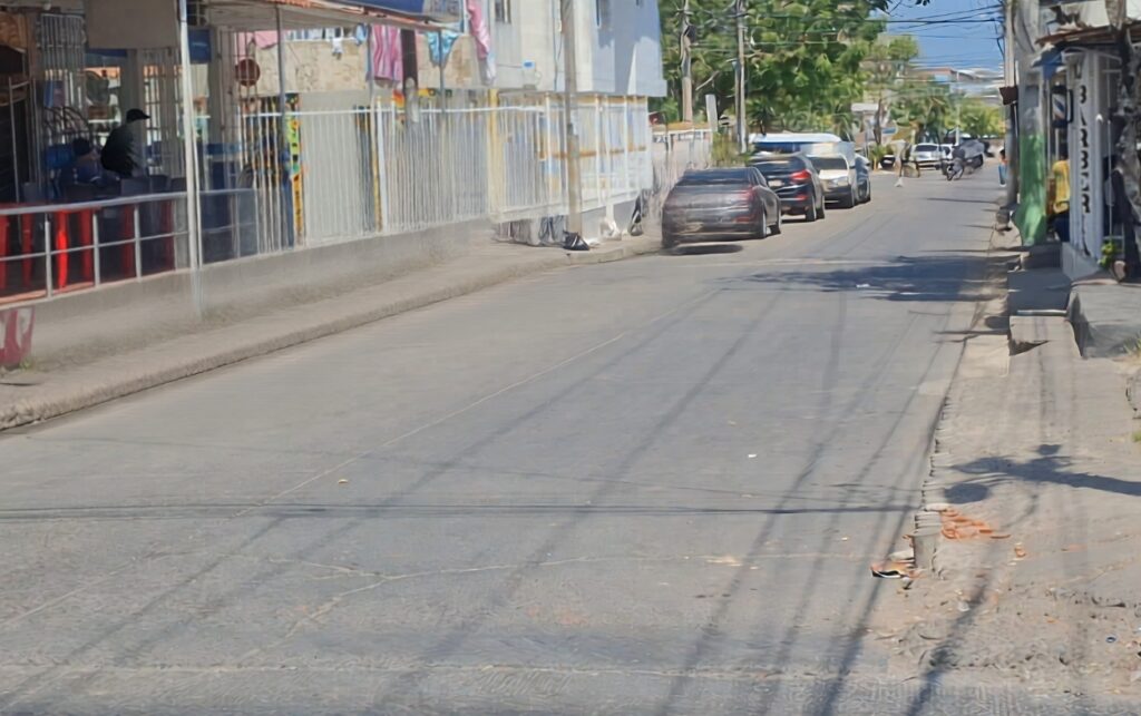 Denuncian irregularidades en El Campestre, panorama de vía principal con vehículos y motociclista en zona residencial donde avanza proceso de la JAC.