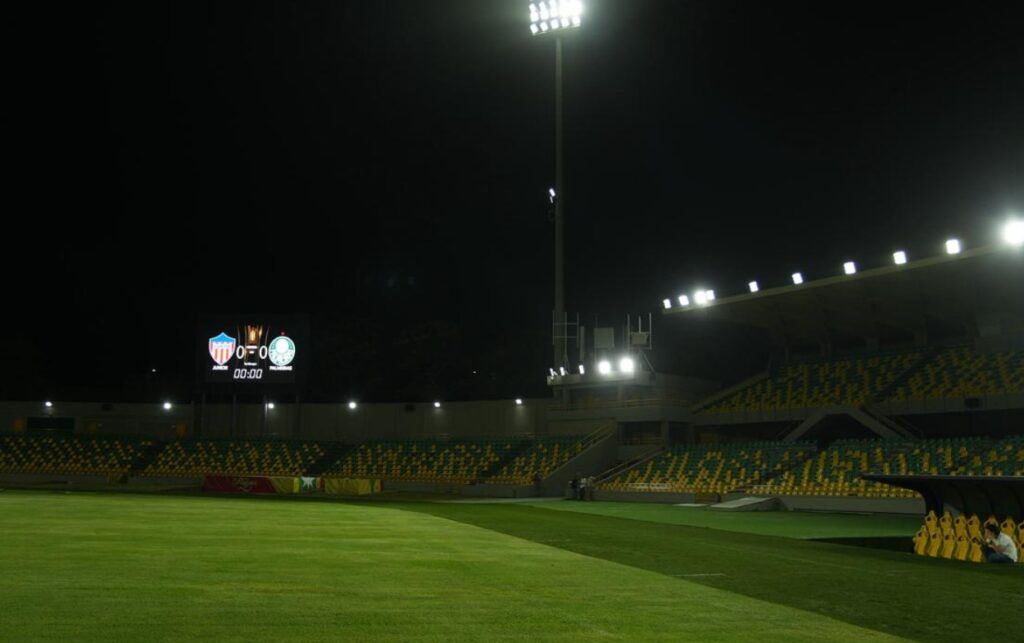 Estadio Jaime Morón iluminado en Cartagena previo al Junior vs Palmeiras con seguridad reforzada por 600 policías custodiarán el entorno.
