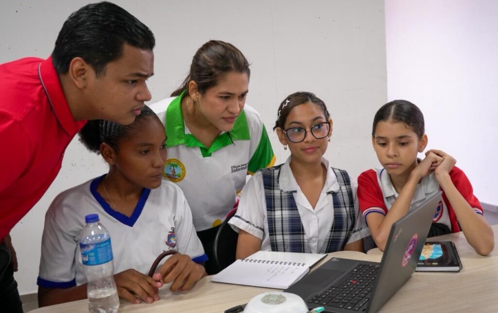 Estos son los estudiantes que participan en taller internacional de robótica fortaleciendo habilidades en inteligencia artificial y trabajo colaborativo.