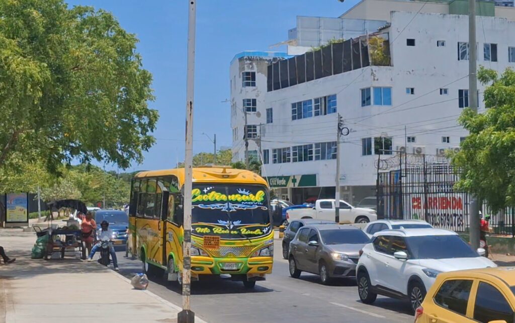 Flujo vehicular en vía principal de Manga con bus y carros en circulación, contexto de movilidad que impulsa el proyecto Puente El Dandy. 